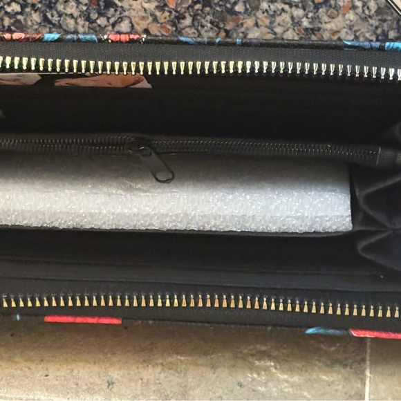 🆕 Floral Wristlet Wallet with Butterfly and floral Design-NWT - Picture 4 of 5